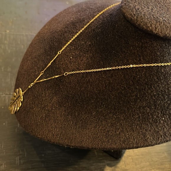 Dainty Vermeil Gold Leaf Classy Pendant Necklace - Picture 3 of 6